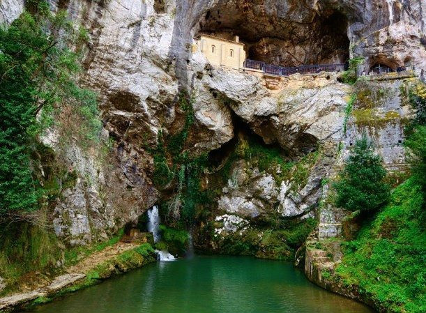 Fuente Siete caños Santina Covadonga Aventura Amazonia.jpg
